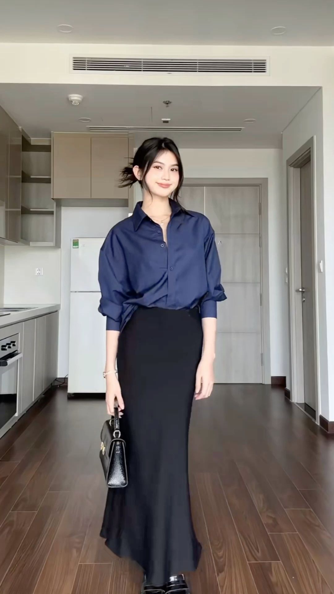 Gen Z công sở mặc gì – chân váy satin thanh lịch