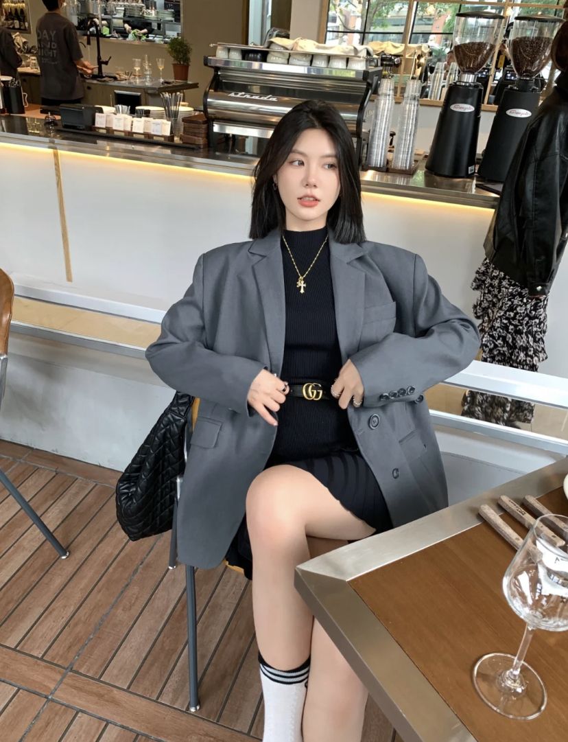 gen Z phối đồ công sở cùng blazer oversized 