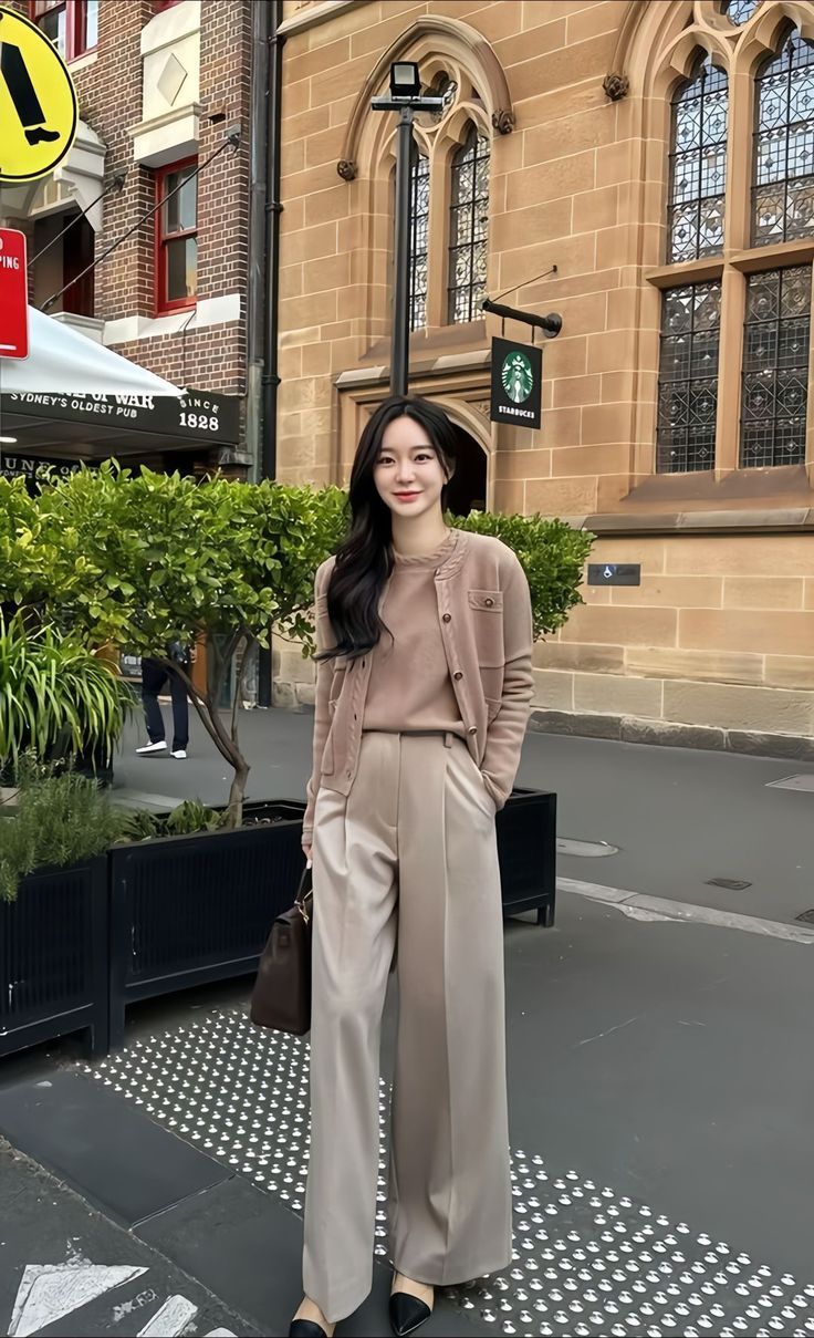 Gen Z Công Sở: Phối Đồ Monochrome Màu Nâu Be 