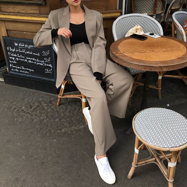 thời trang công sở gen Z và sneaker trắng 