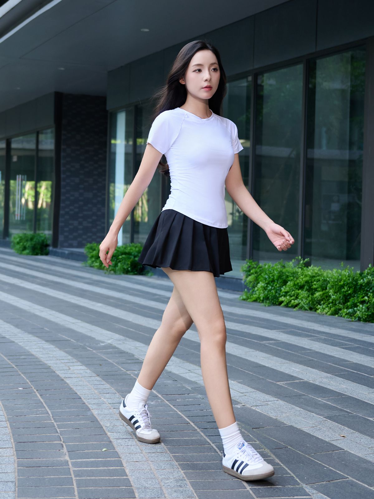 Chân váy xếp ly ngắn, áo thun, giày sneaker trắng