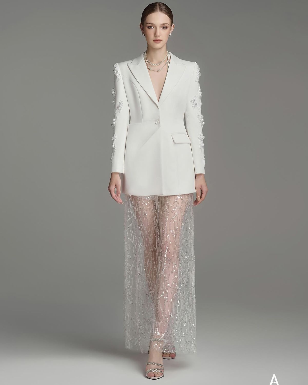 Đầm dự tiệc tối giản trắng phối blazer dáng dài