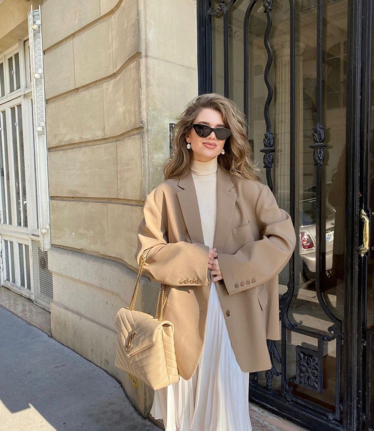 Blazer beige chân váy xếp ly dài thanh lịch