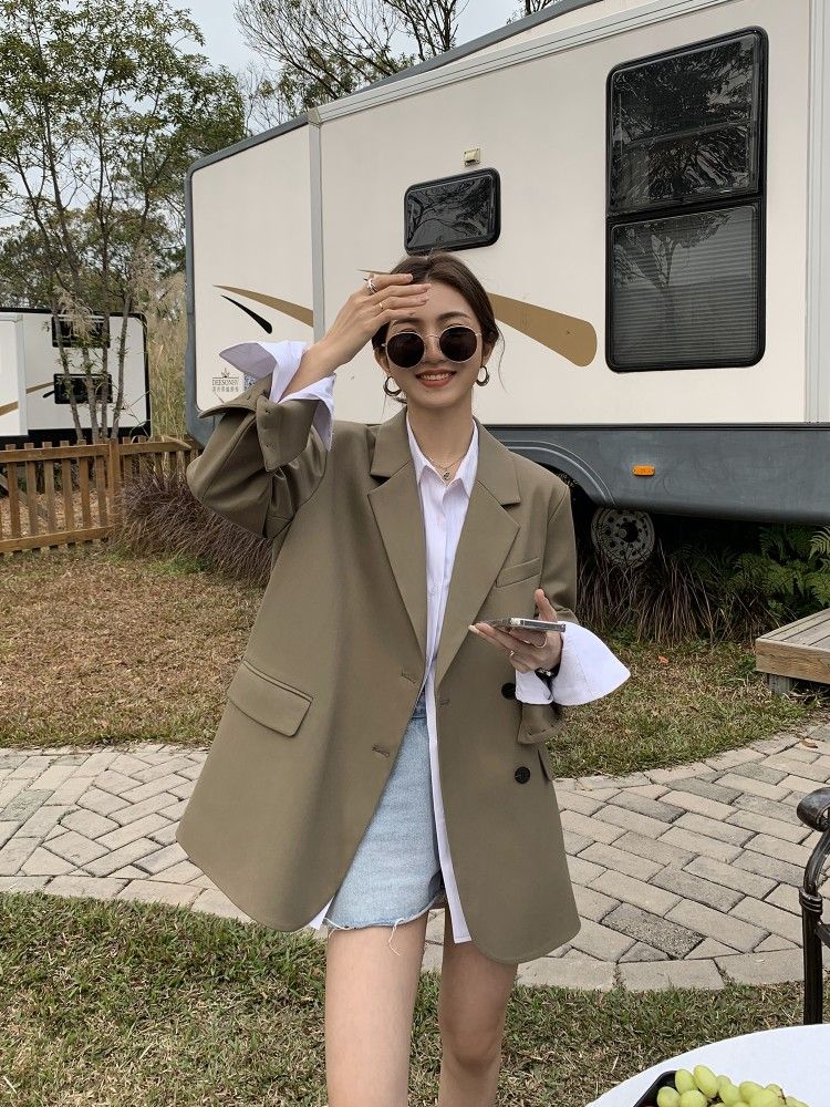 Blazer dáng oversized kaki phối sơ mi quần short