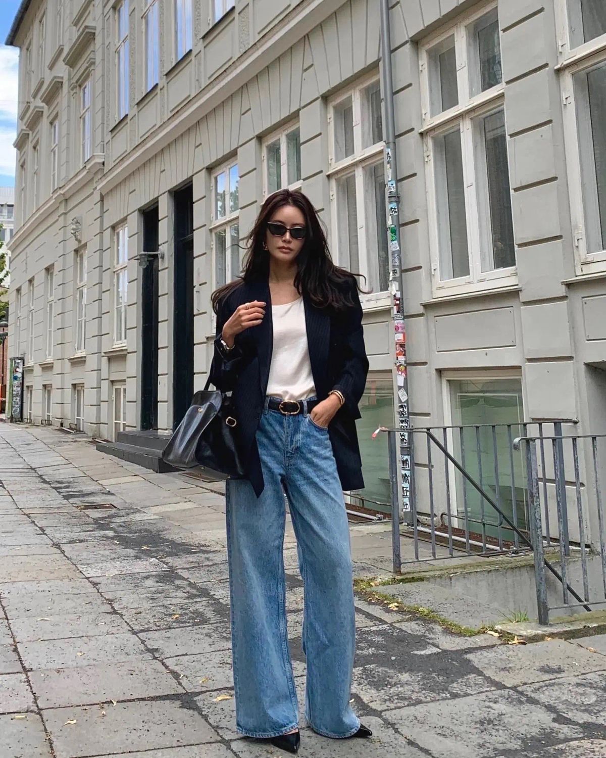 Blazer đen oversized phối quần jeans ống rộng streetstyle