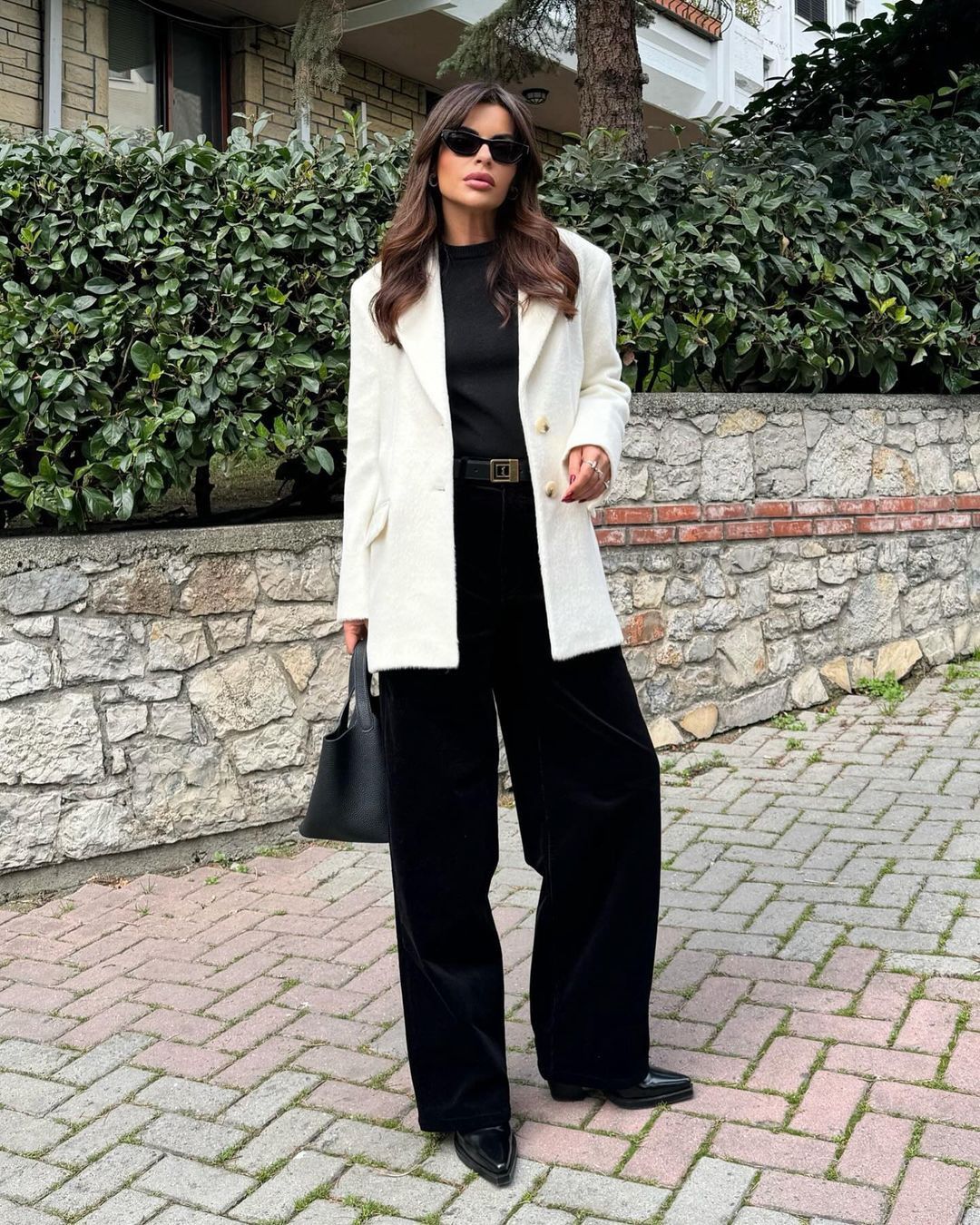 Layering tinh tế và sự tương phản phom dáng 