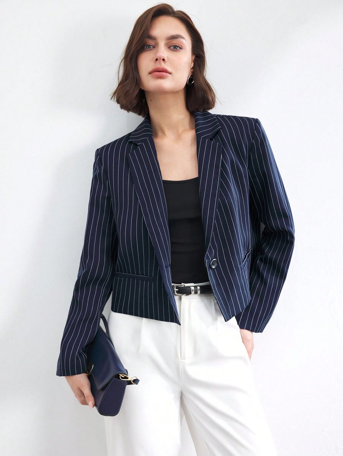 Phối cùng chiếc blazer mỏng bên ngoài để tăng độ lịch sự