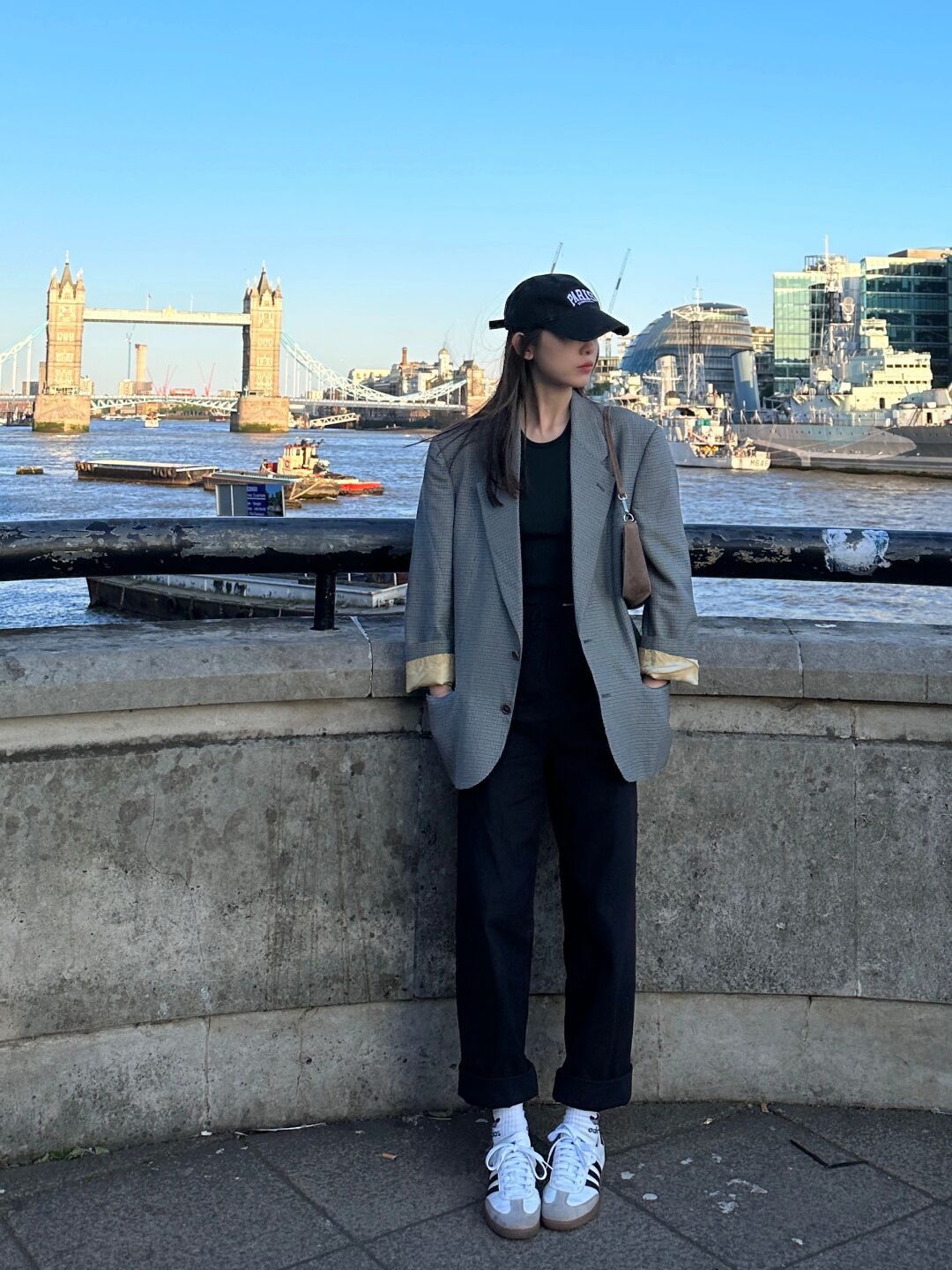 Blazer kẻ quần đen phối sneaker trắng streetstyle