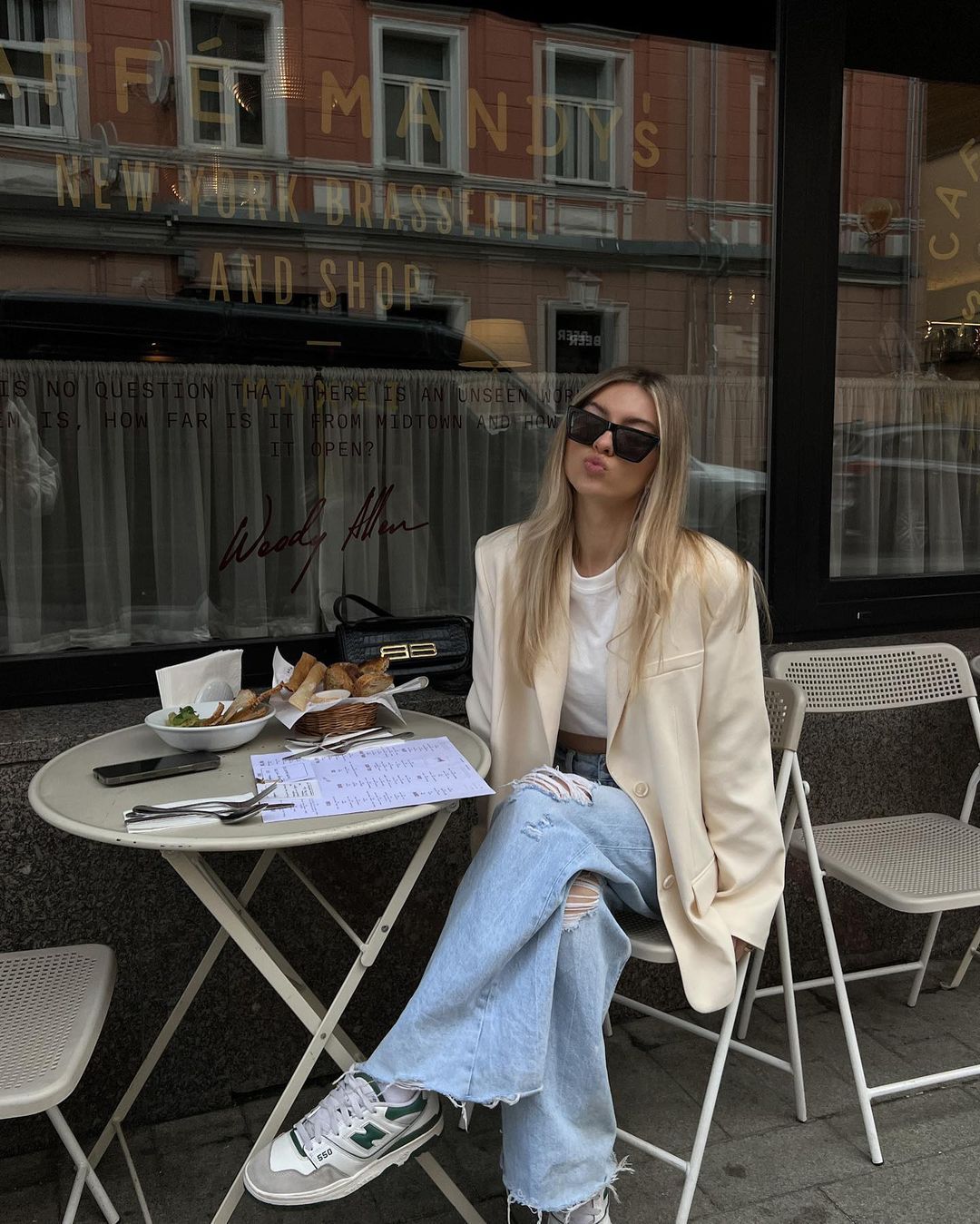 Phối blazer với sneaker (sự kết hợp giữa trang trọng và thoải mái) 