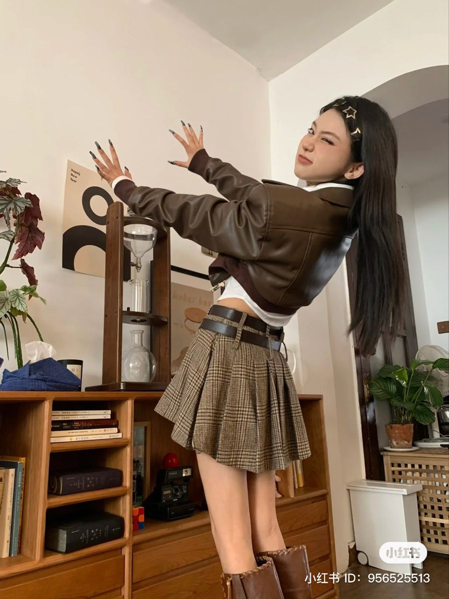 Chân váy xếp ly ngắn kết hợp áo khoác bomber da