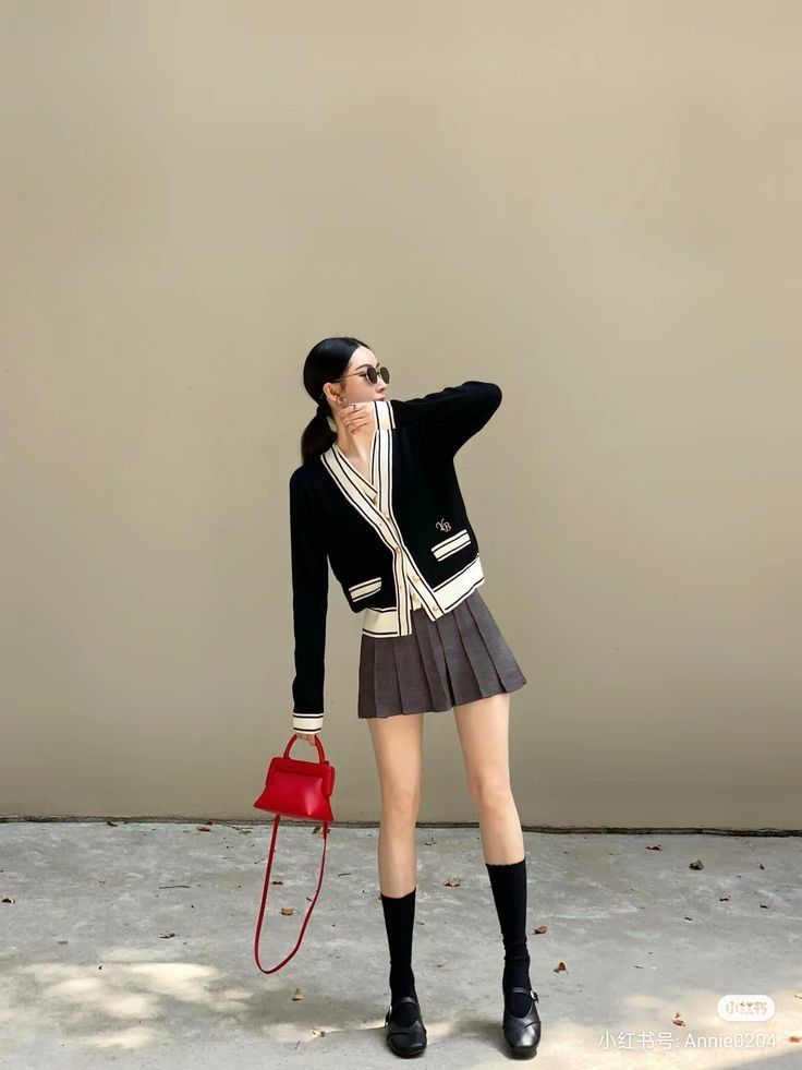 Chân váy xếp ly ngắn, áo len mỏng/cardigan, boot cổ ngắn