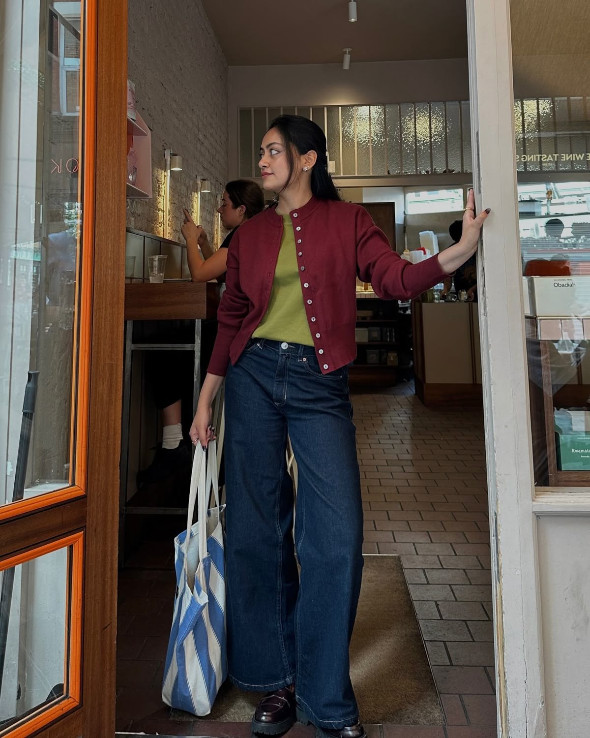 Phối cardigan cùng áo đối màu