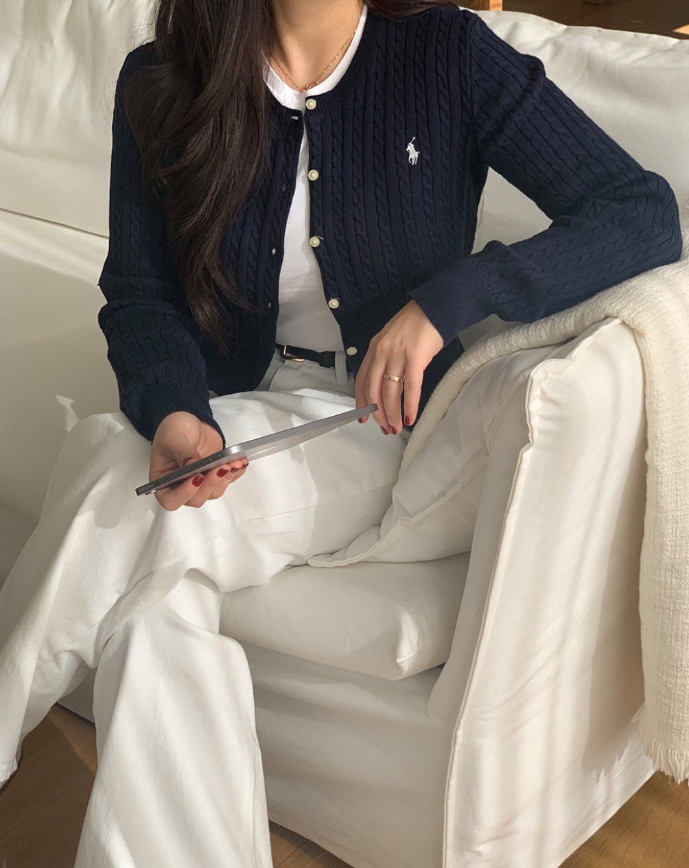 Áo cardigan phối cùng quần jeans thanh lịch