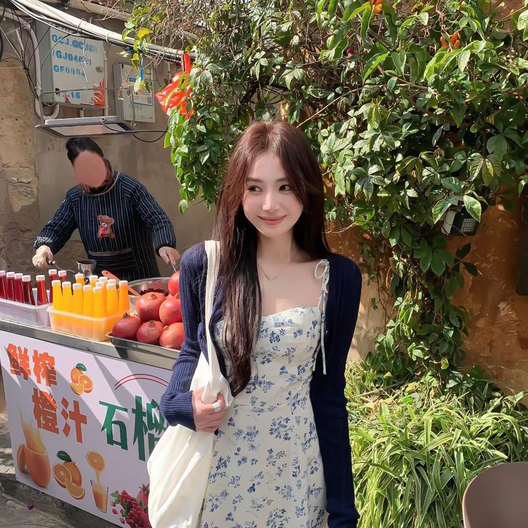 Váy hoa nhí trắng xanh phối áo cardigan dạo phố