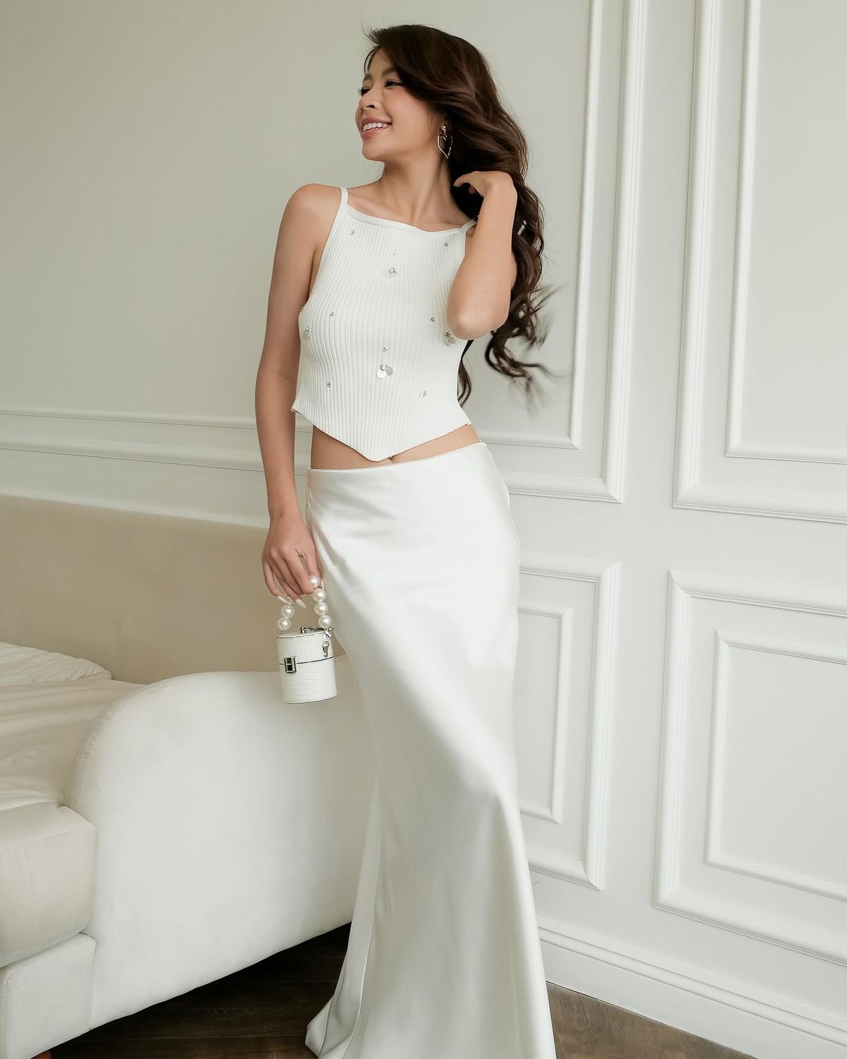 Áo hai dây chân váy satin đồng điệu dự tiệc