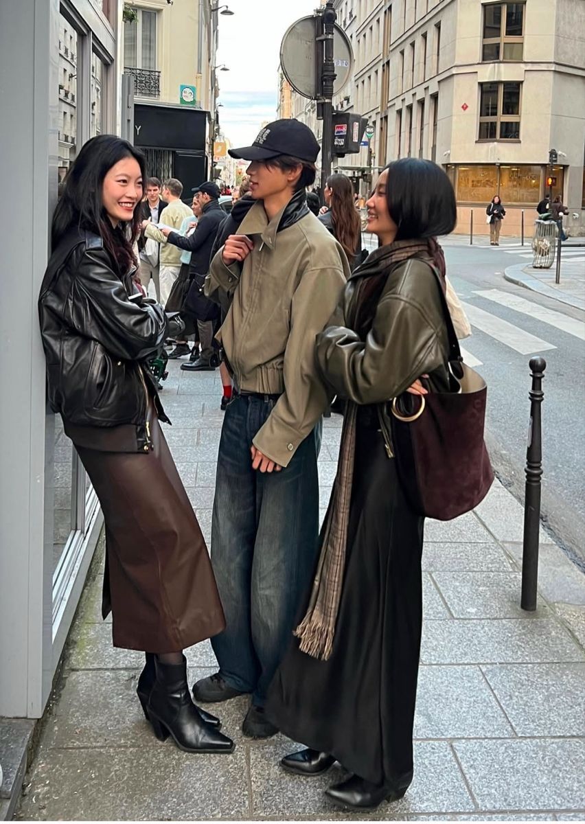 Phối đồ áo khoác da street style châu Âu sành điệu