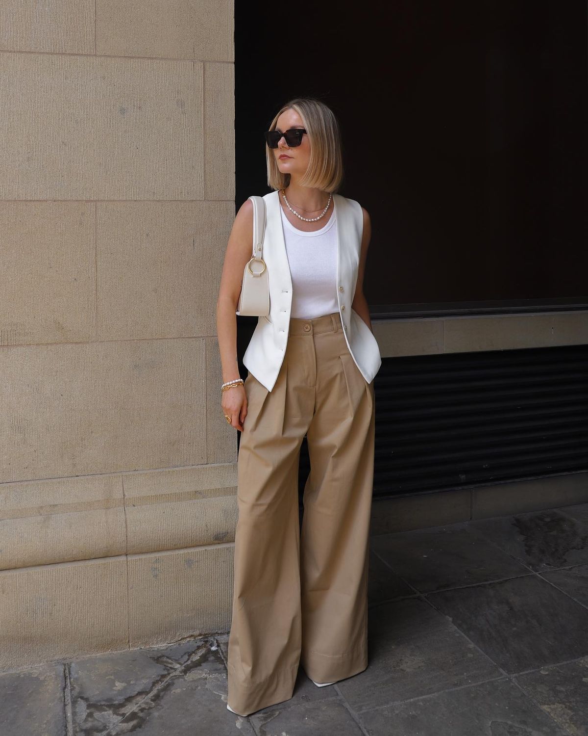 Gile trắng phối quần ống rộng màu beige công sở