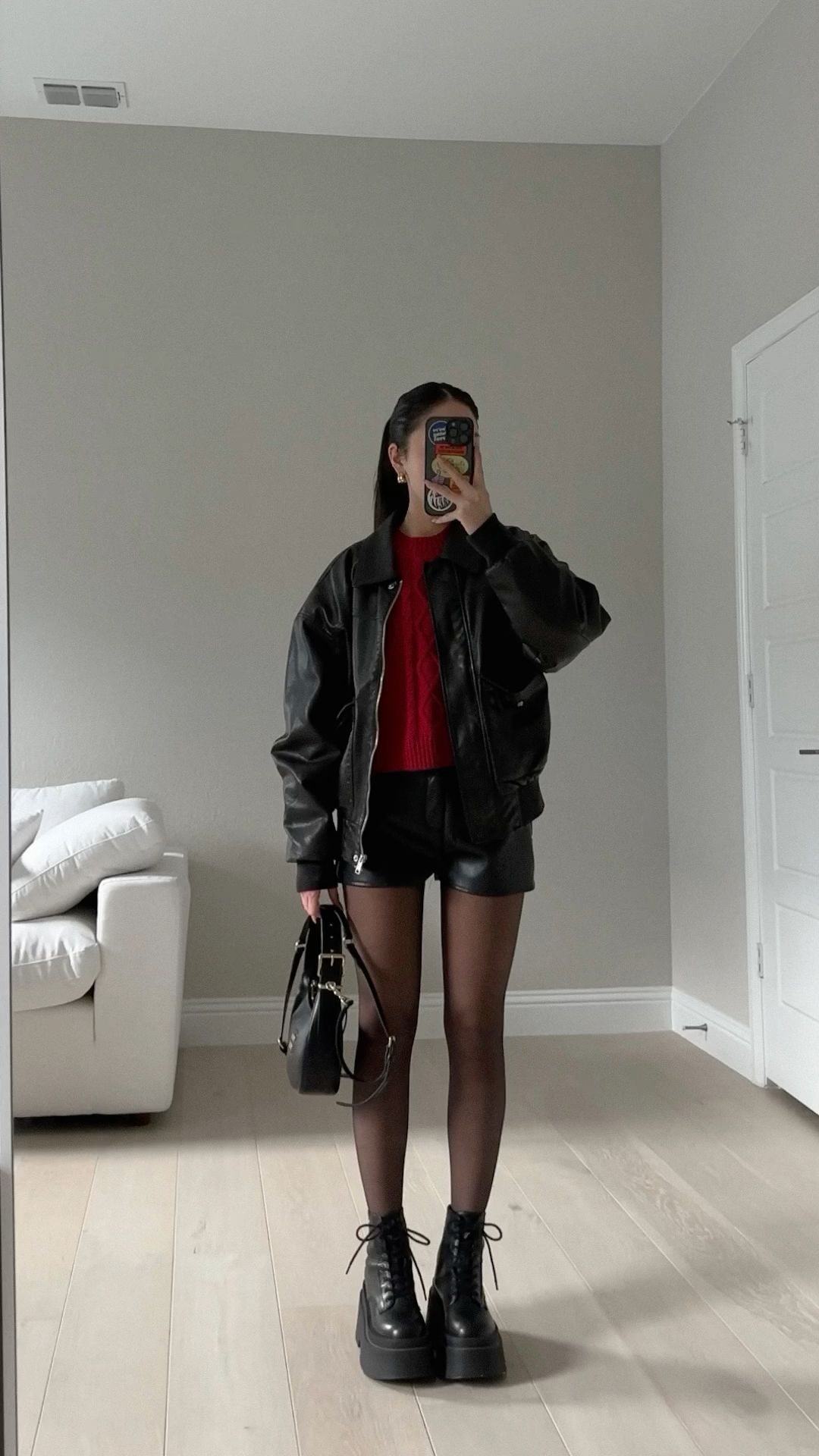 Năng động, cuốn hút với quần shorts và áo khoác bomber da