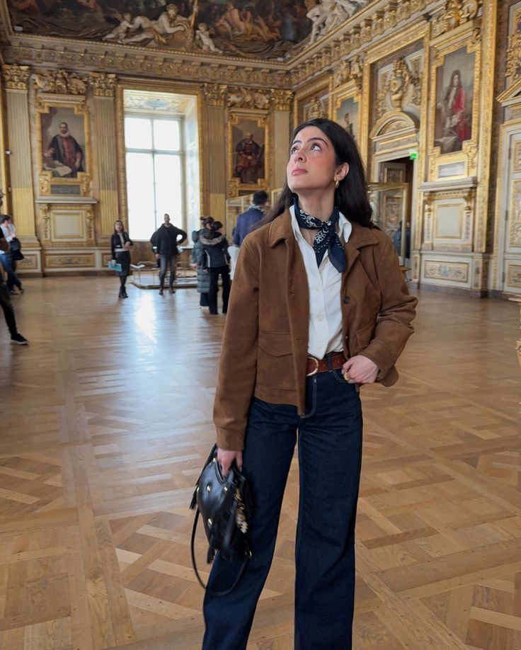 Áo khoác be dáng ngắn phối cùng sơ mi trắng, quần jeans