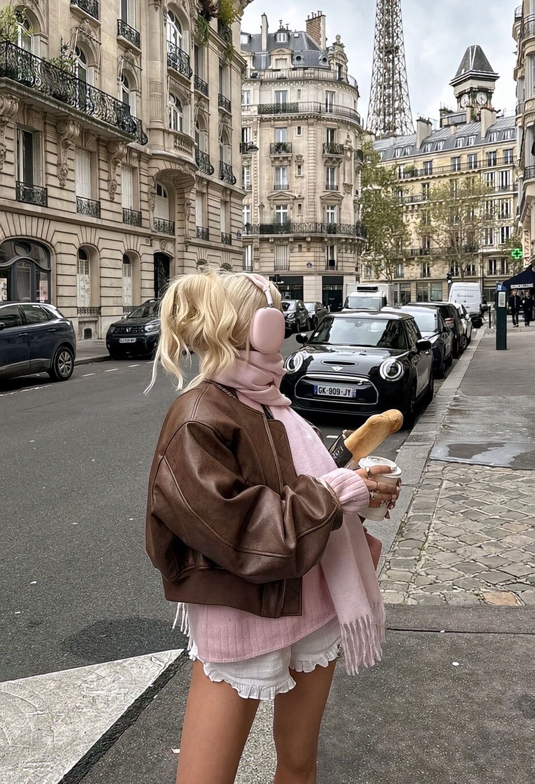 Phối đồ áo da bomber hồng pastel năng động mùa thu style Paris