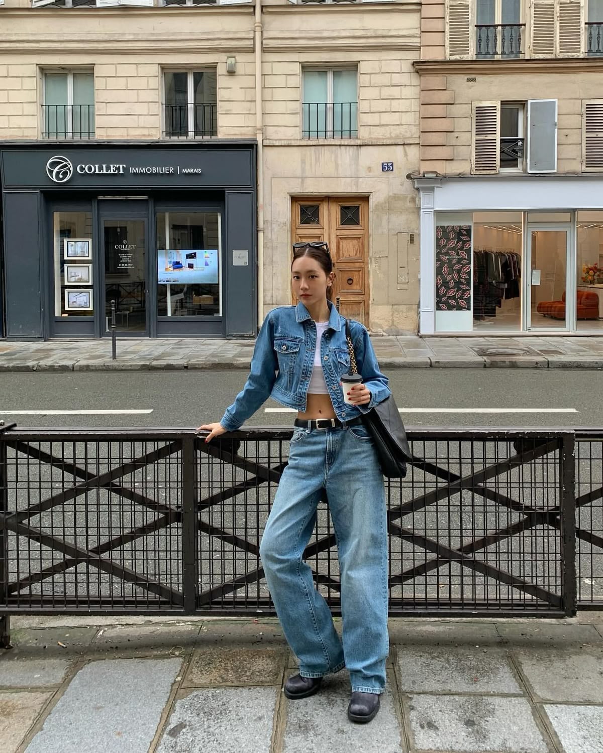 Áo khoác denim dáng ngắn (lửng), quần jeans ống suông (bản phối không lỗi mốt)