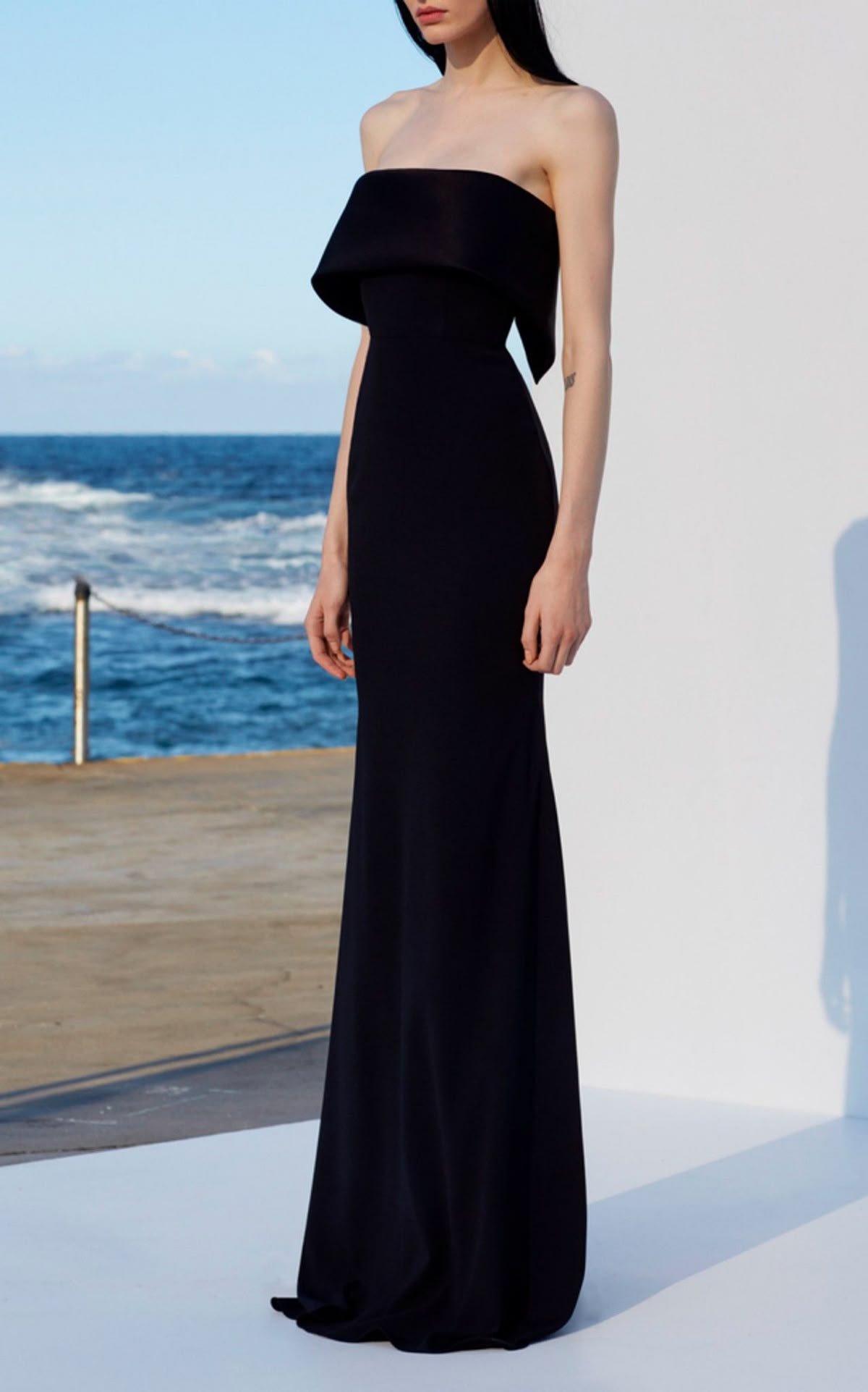 Đầm dự tiệc tối giản đen hiệu ứng rũ mềm vải voan