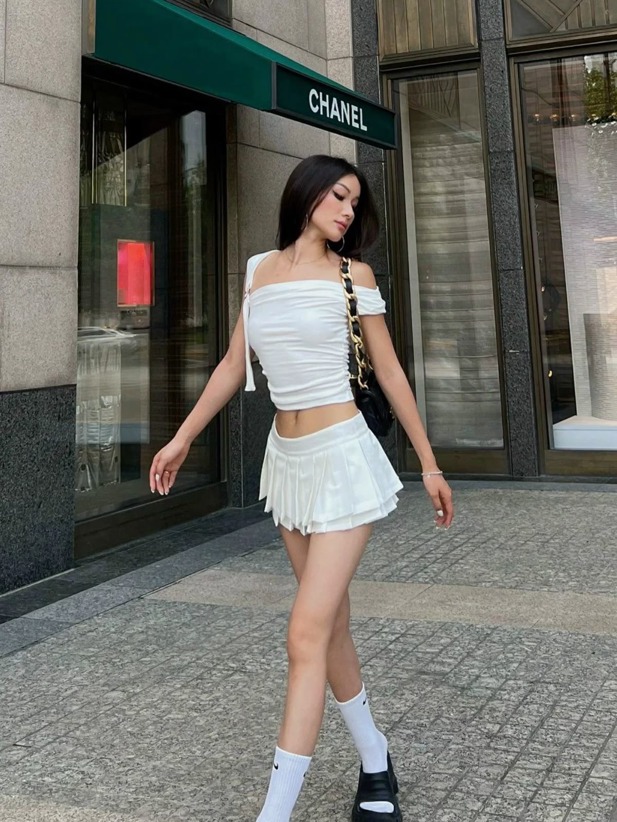 Chân váy xếp ly quyến rũ, nổi bật