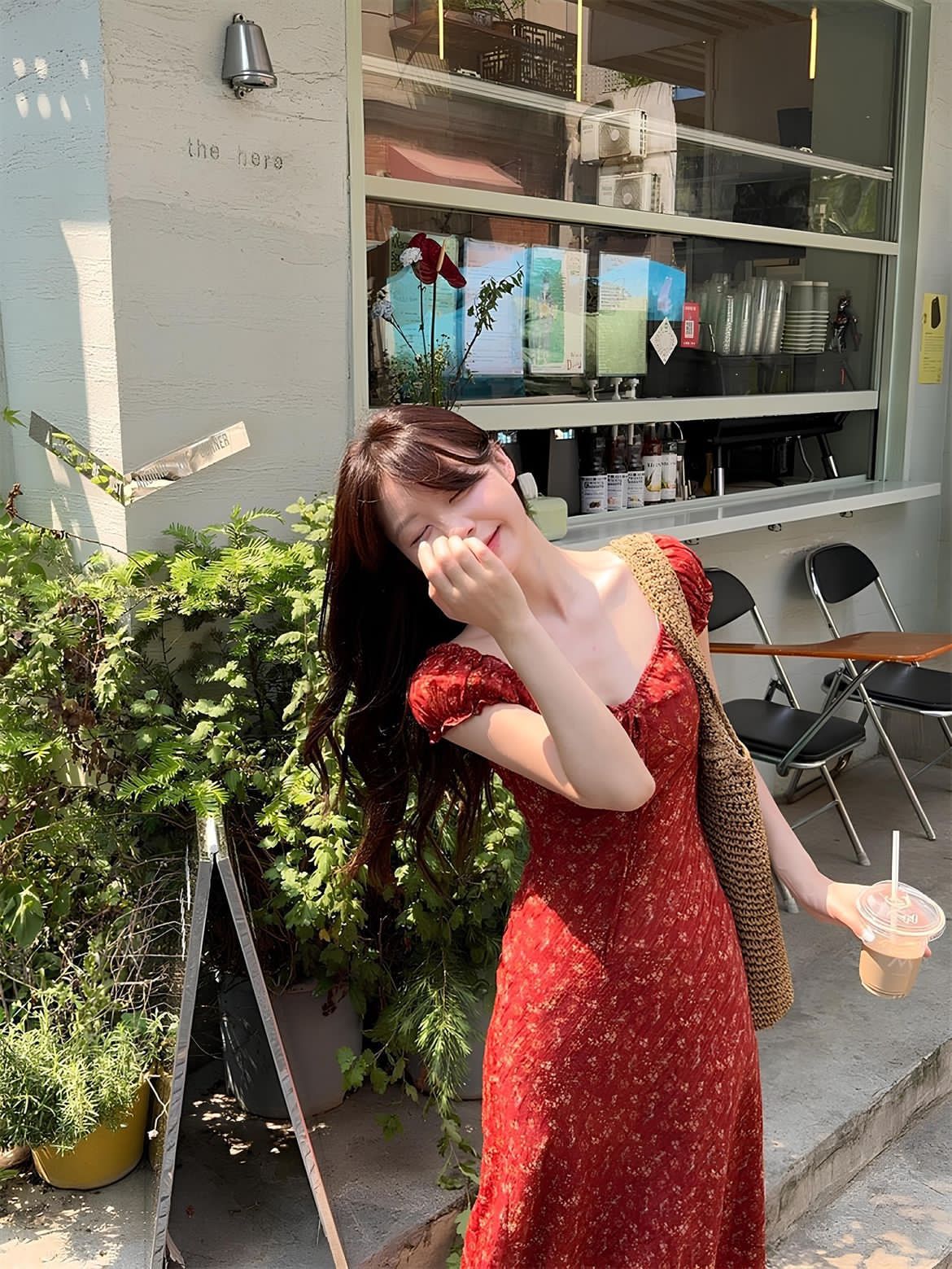 Váy hoa nhí đỏ gạch tông trầm cổ điển cho mùa thu đông