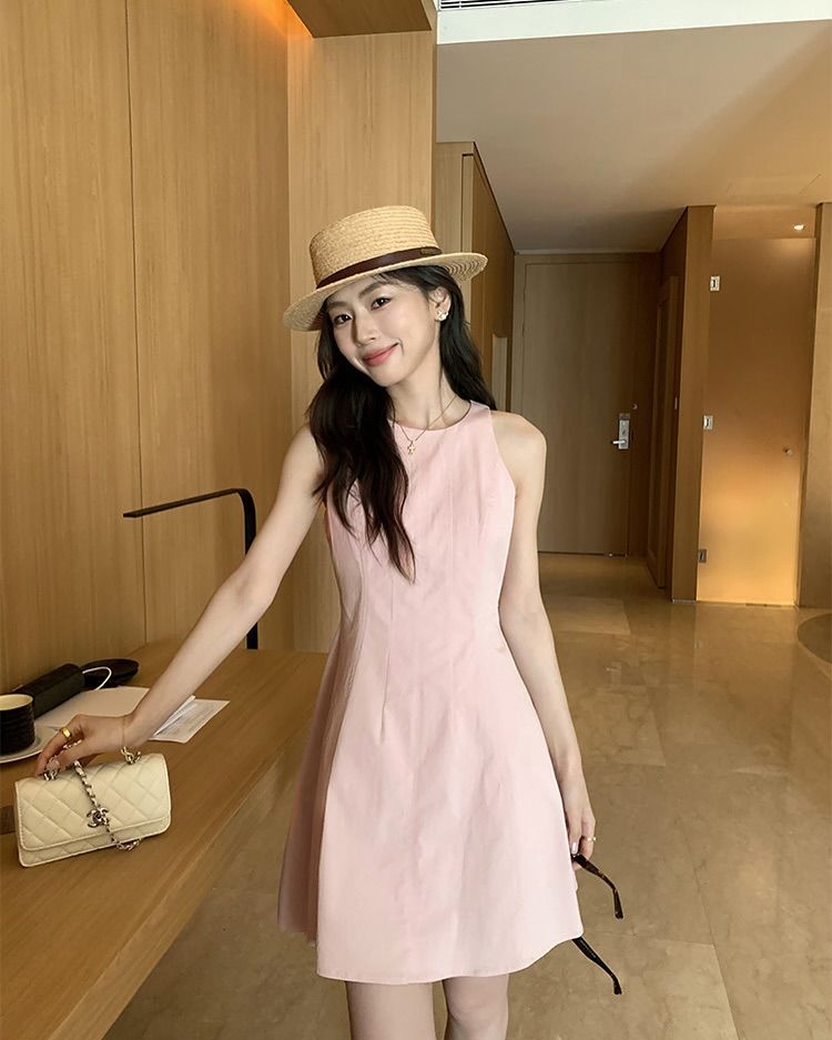Váy hồng phấn đơn sắc không tay phối mũ cói thanh lịch