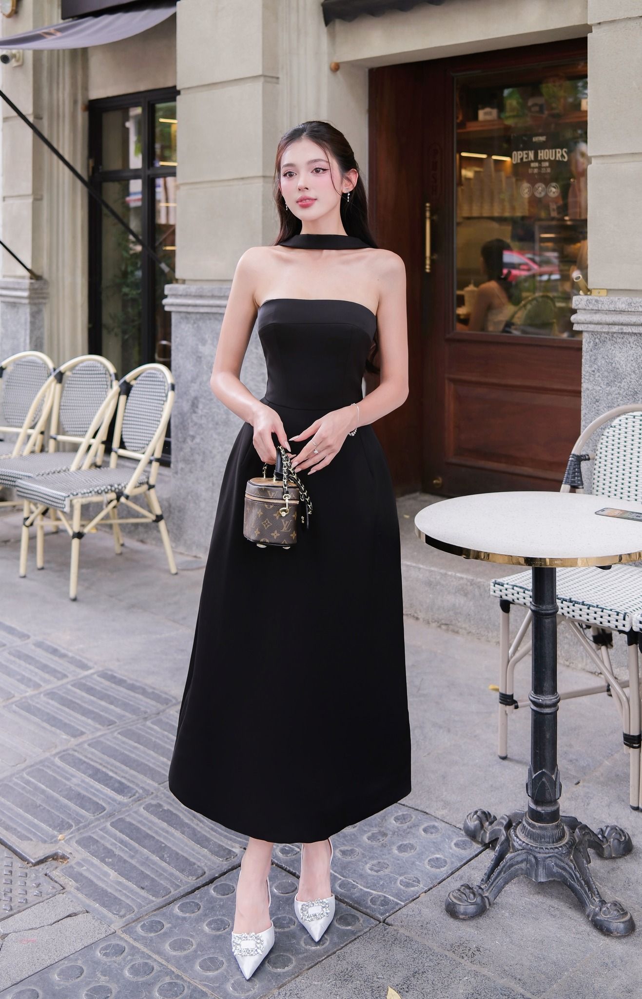 Đầm dự tiệc tối giản màu đen phụ kiện giày ánh kim