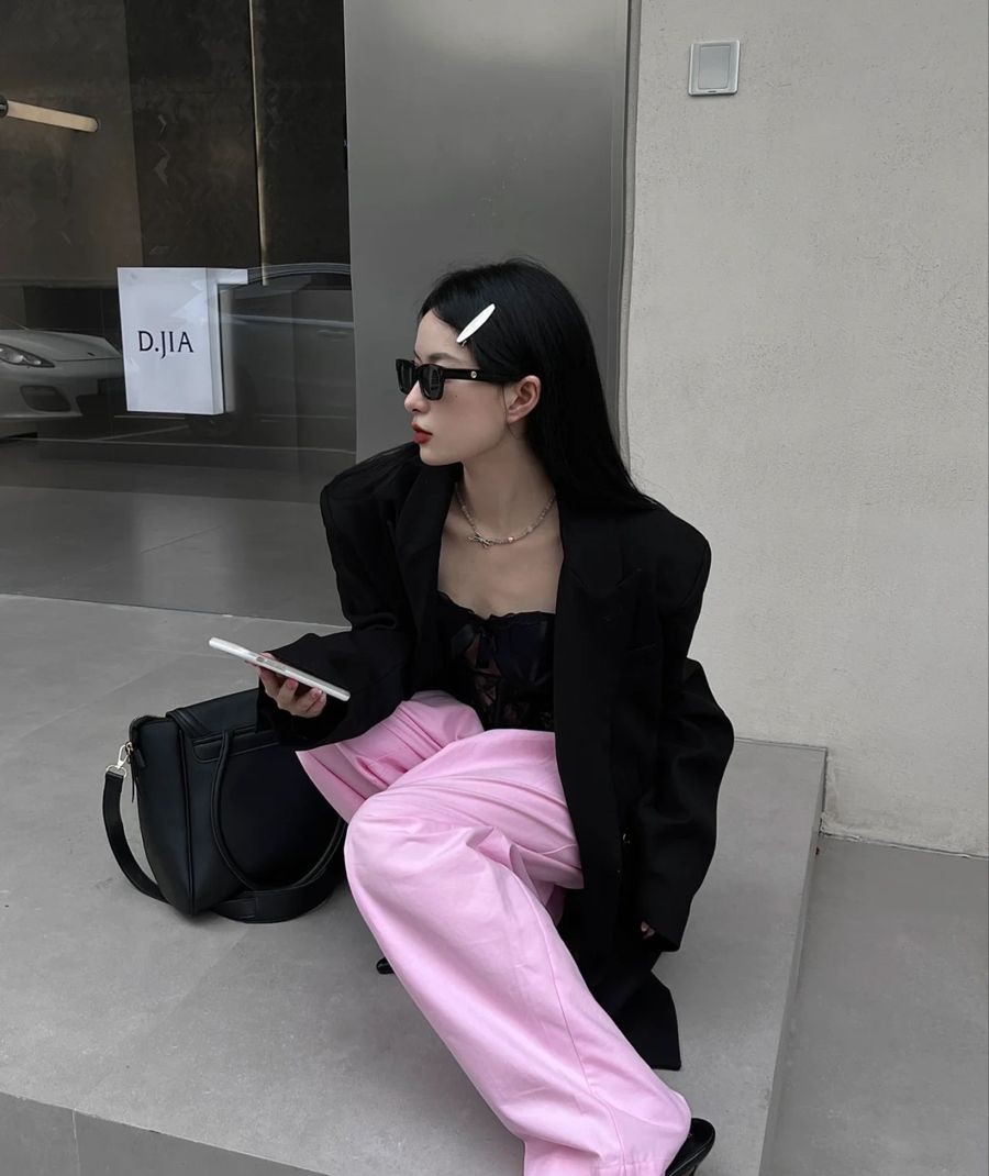 Phối blazer đen quần ống rộng hồng cá tính 