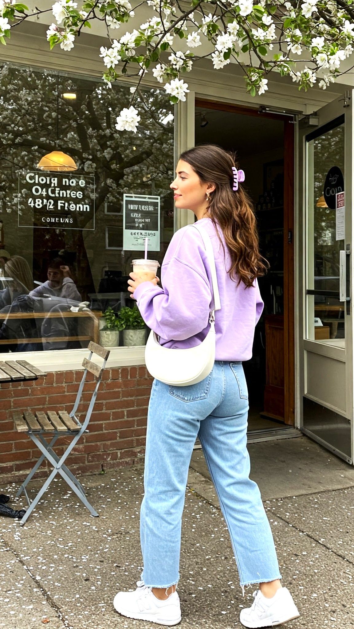 Áo sweater tím quần jeans ống suông năng động