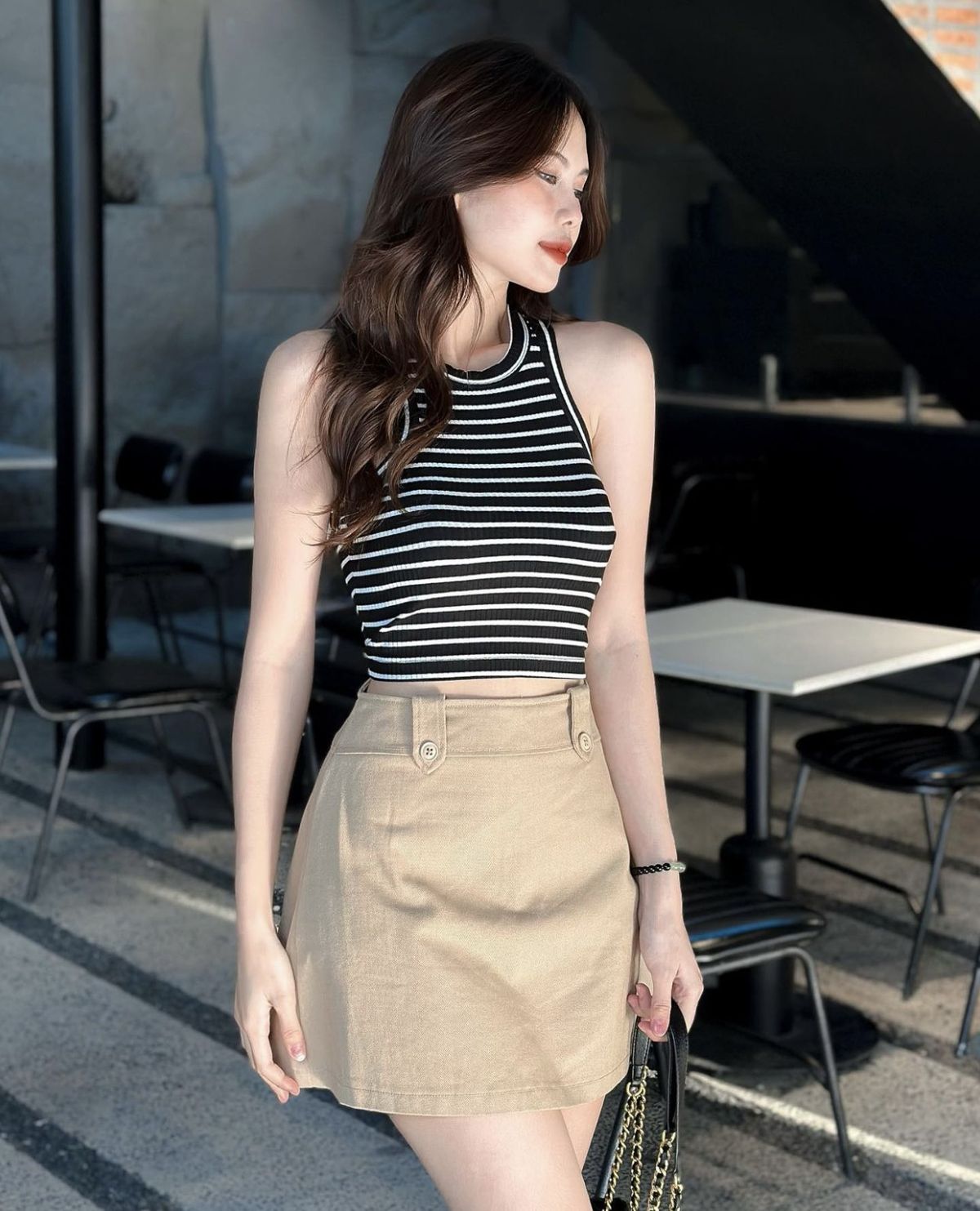 Phối chân váy chữ A dáng ngắn kaki với áo croptop