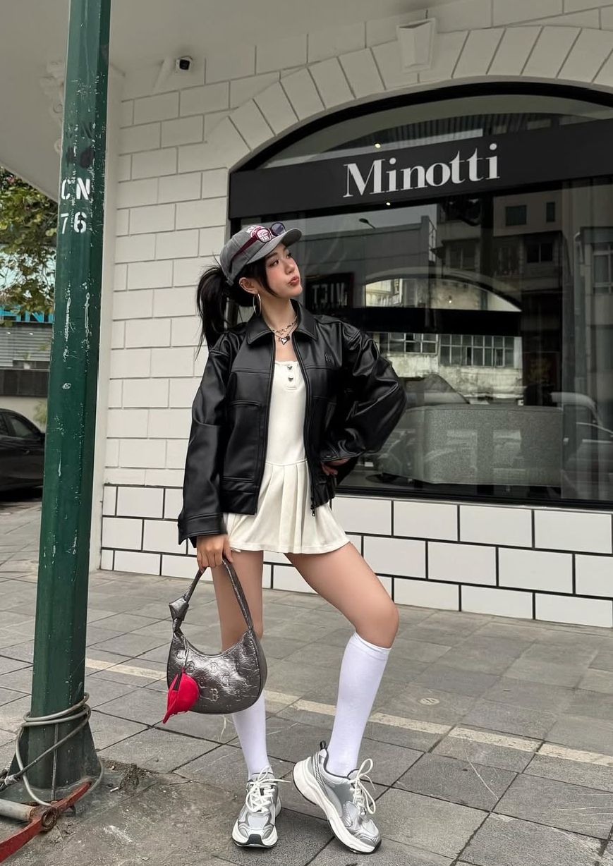 Kết hợp chất liệu da và layer (áo khoác da đen) cùng sneakers trắng