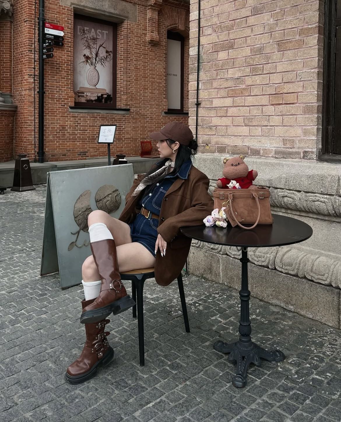 Áo khoác blazer nâu phối bốt da cao cổ phong cách nổi loạn