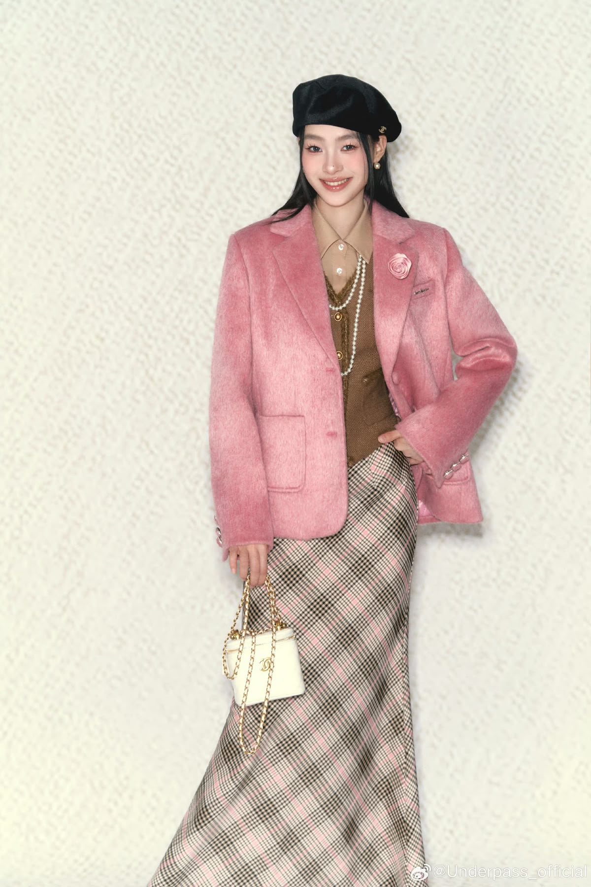 Blazer hồng dạ áo len layer chân váy kẻ mũ beret