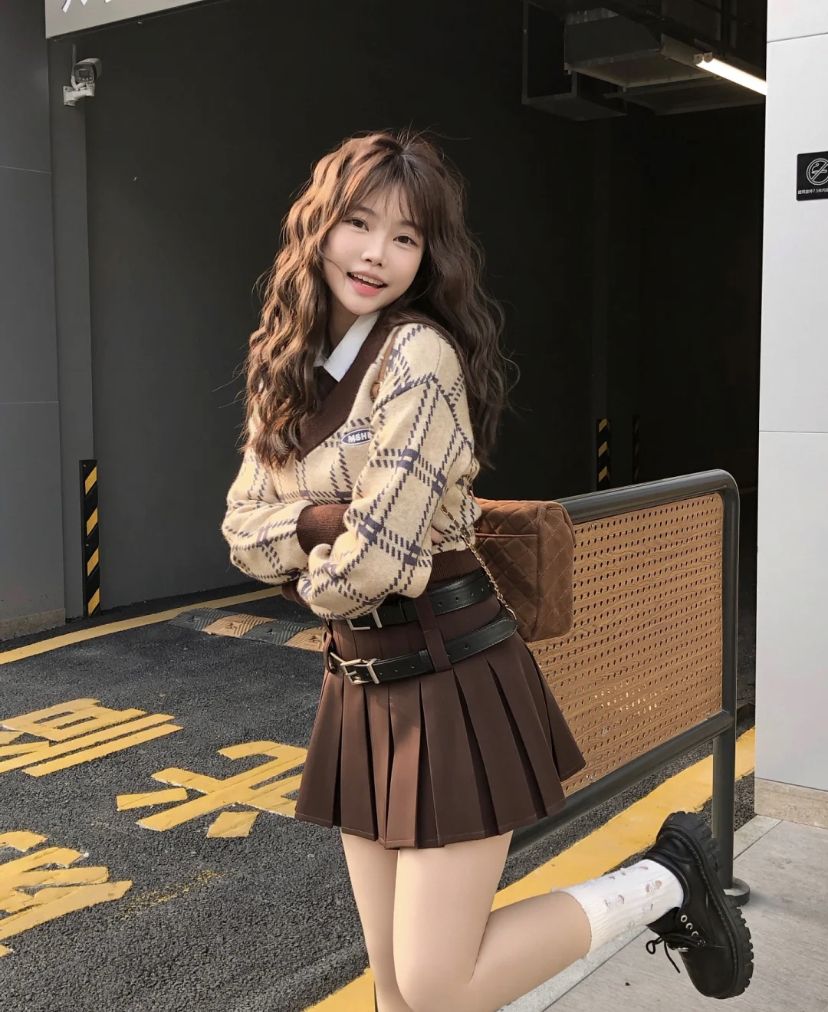 Chân váy xếp ly ngắn, kết hợp áo len/sơ mi 