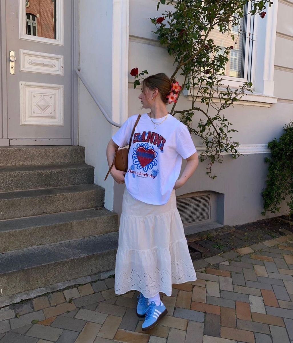 Phối áo thun oversized cùng chân váy midi xếp ly thanh lịch