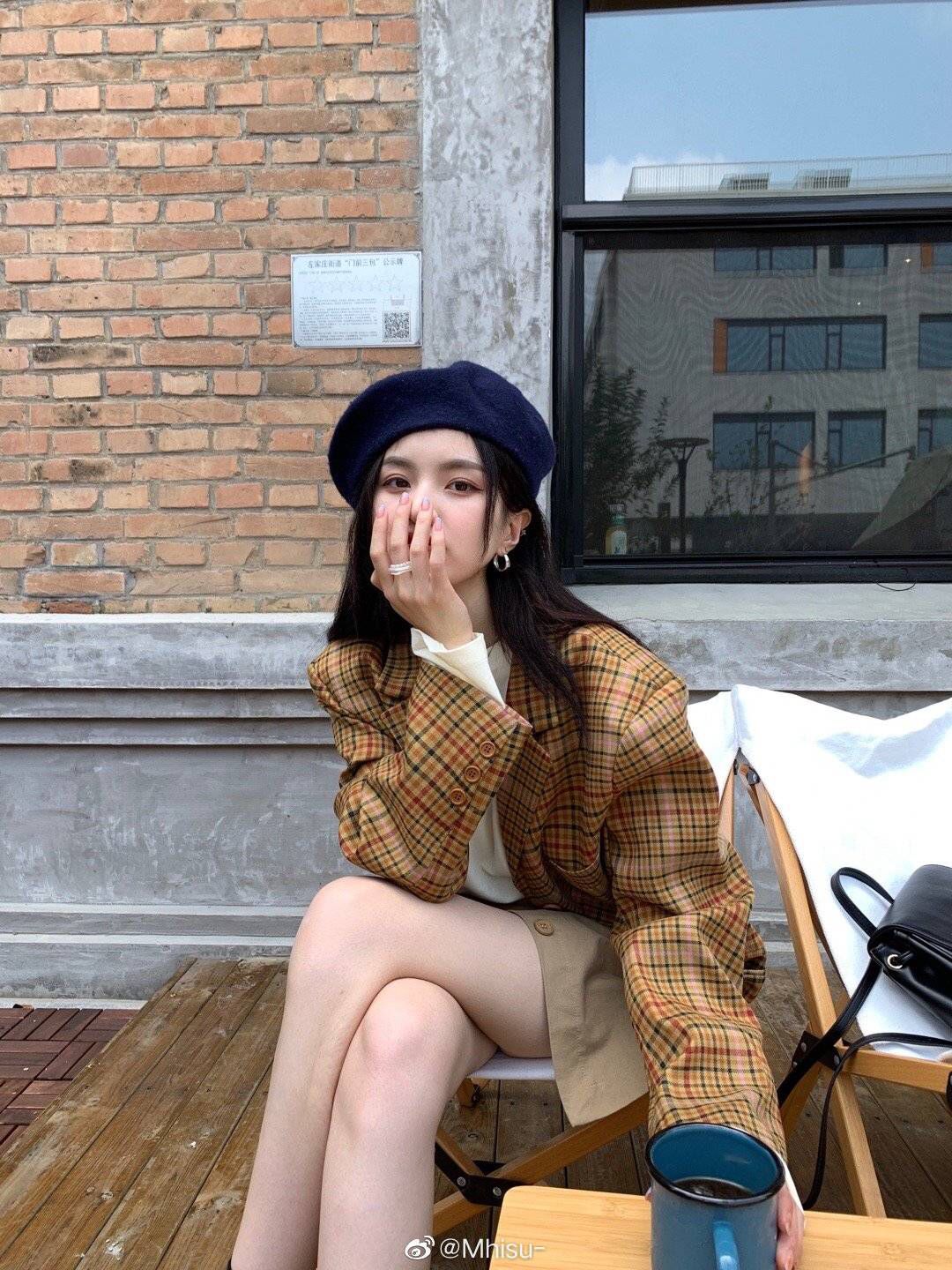 Áo blazer kẻ caro mũ beret phong cách cổ điển cá tính