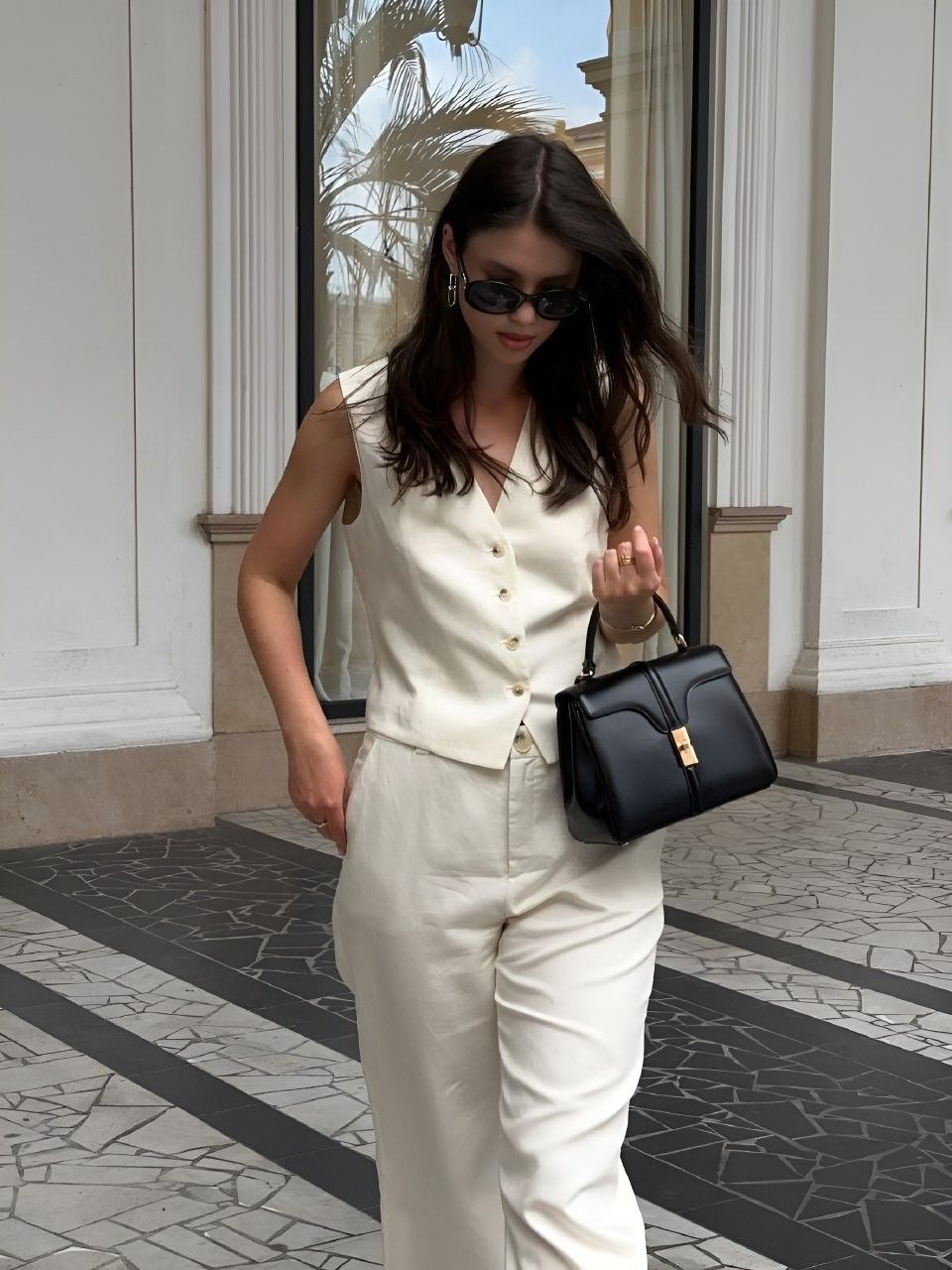 Chọn sắc độ trắng phù hợp với da ngăm (trắng ngà/kem) và phom dáng thanh lịch