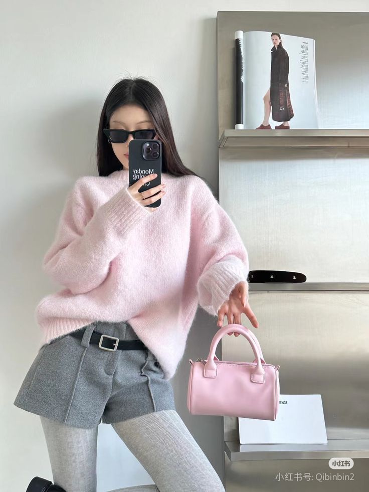 Áo len hồng phấn quần short xám trung tính tất trắng