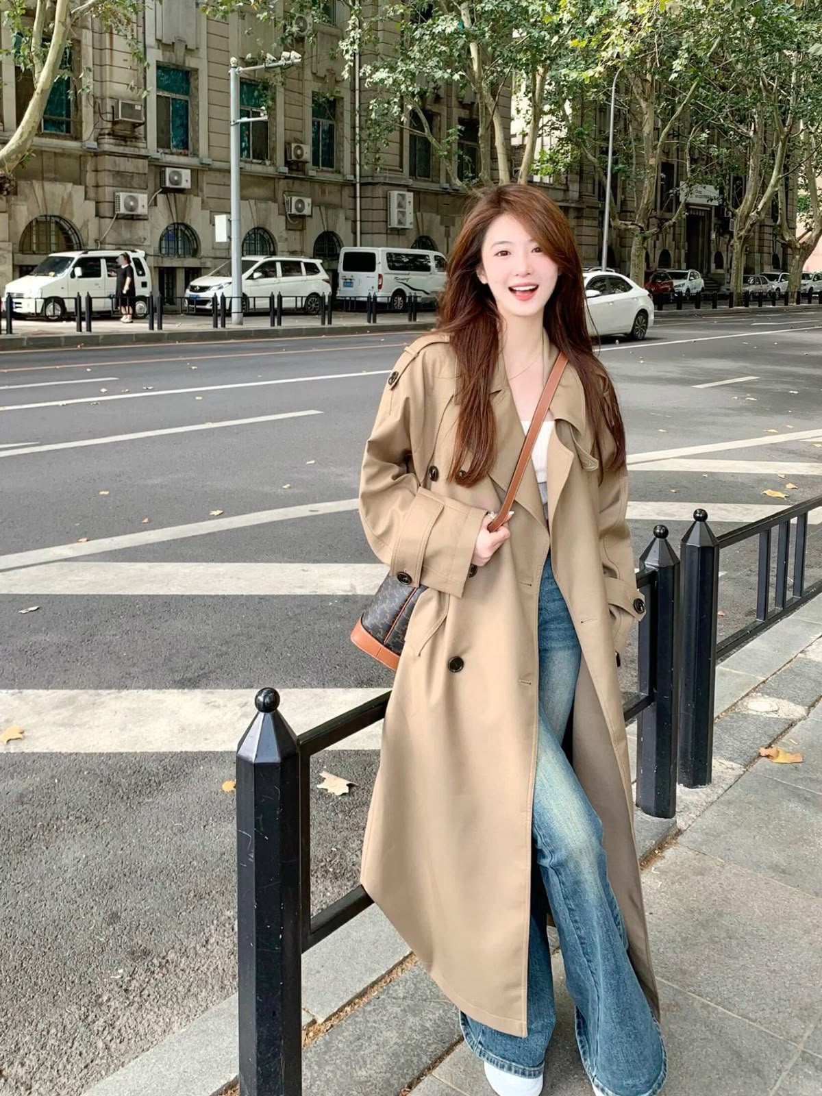 Áo măng tô dáng dài be phối quần jeans ống suông street style