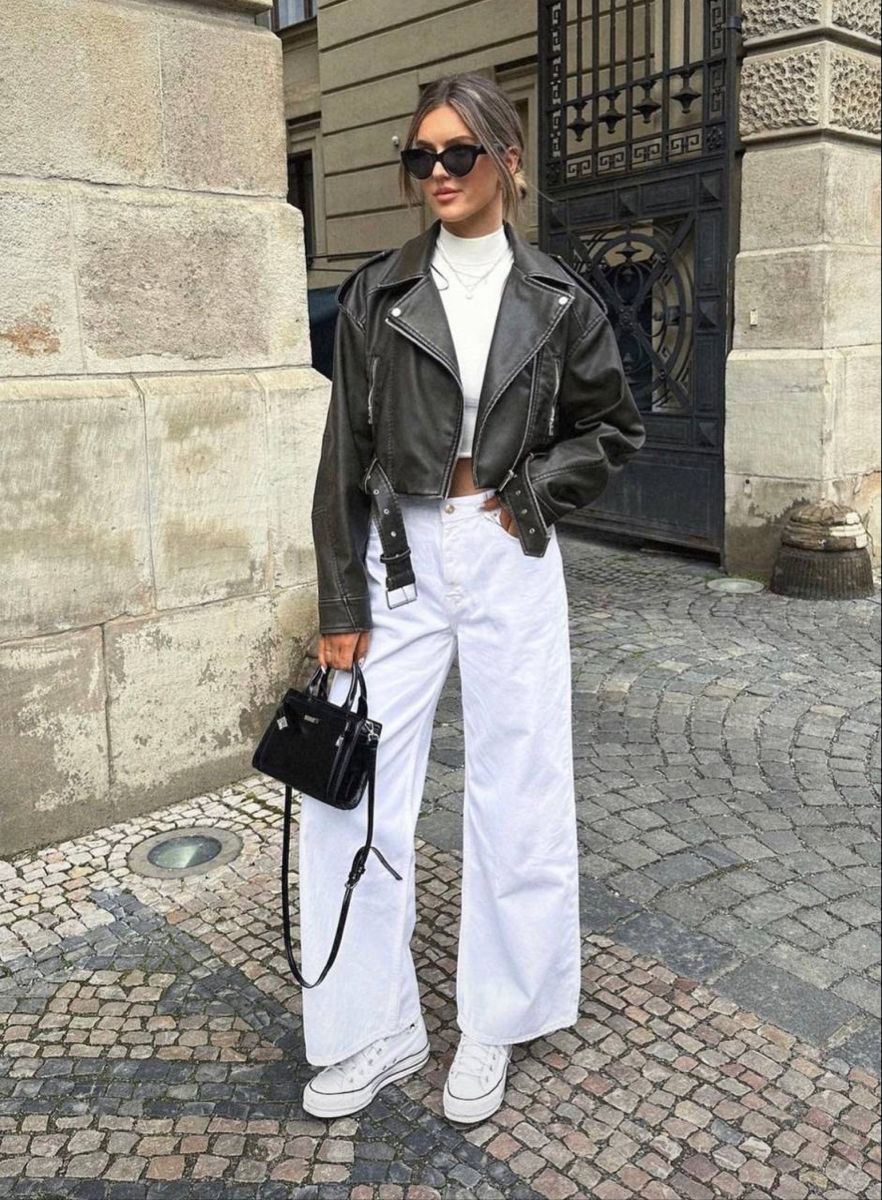 Áo khoác da dáng ngắn, quần ống rộng trắng, sneaker (phong cách "cool girl" hiện đại)