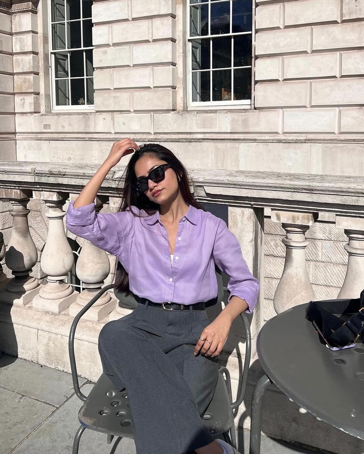 Áo sơ mi tím pastel quần xám công sở