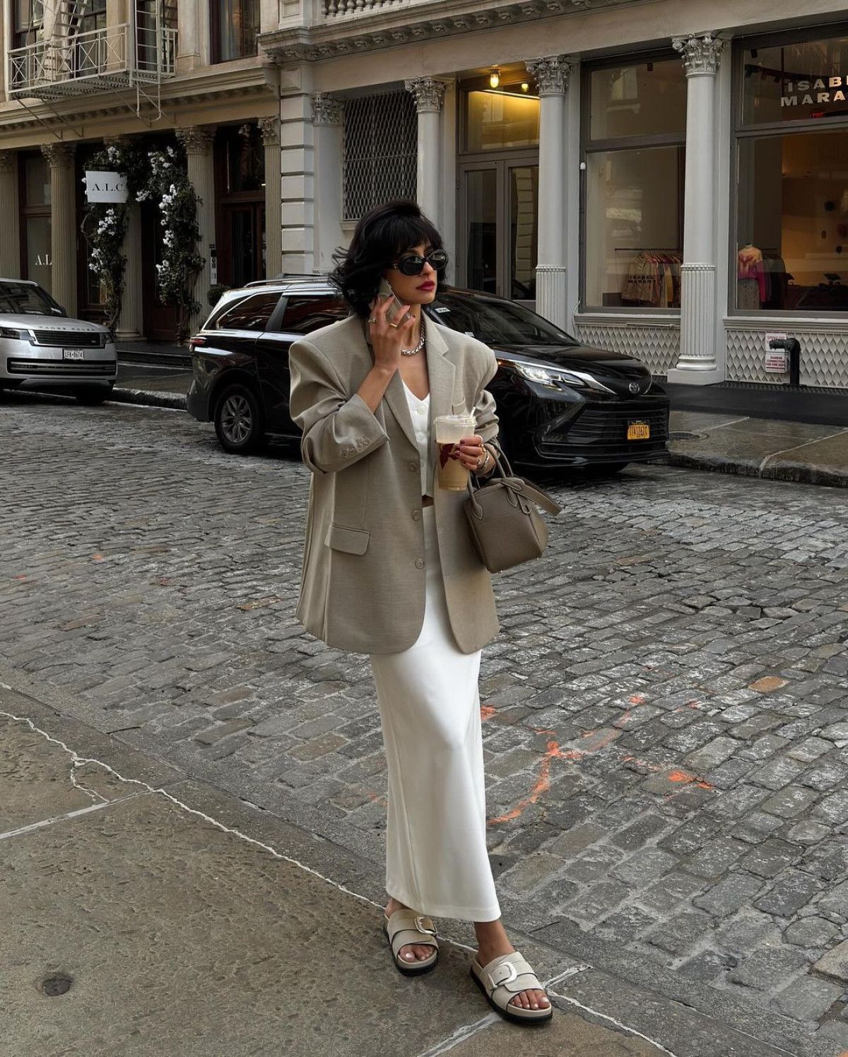 Layering  chất liệu có độ rủ nhẹ (lụa/satin) trong phong cách minimalism