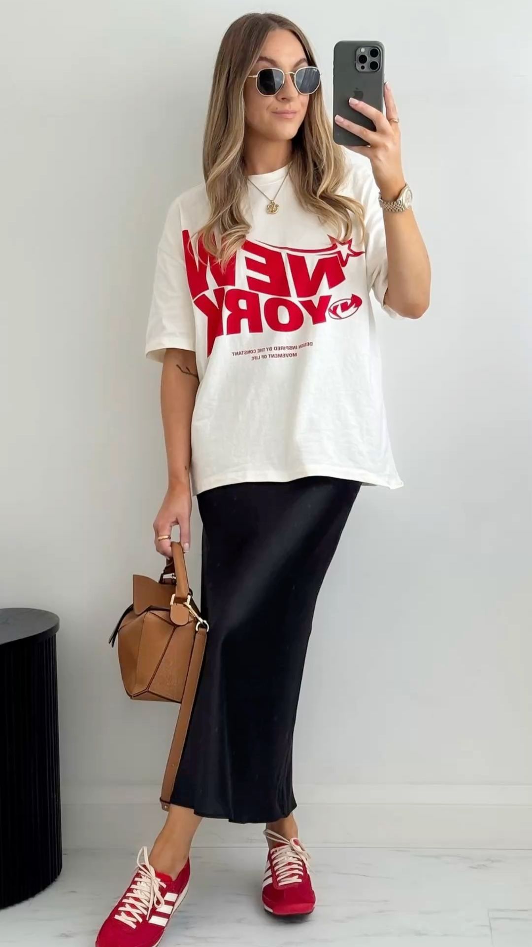 Phối áo thun oversize cùng chân váy satin thời thượng