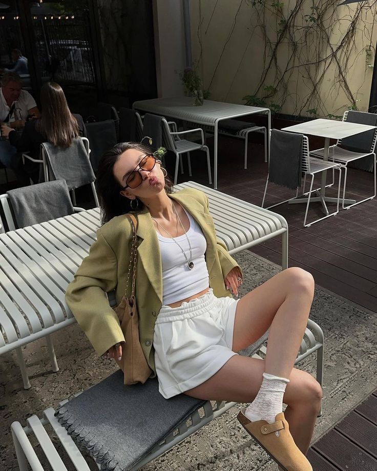 Tự tin thể hiện cá tính, biến tấu quần shorts thể thao (dây rút) với áo blazer