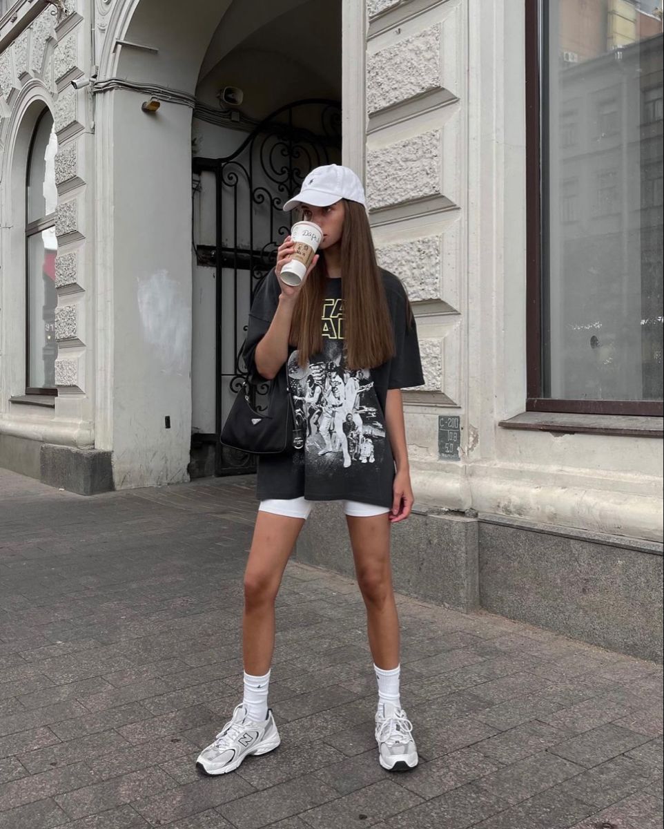 Phối áo thun cùng quần shorts kaki