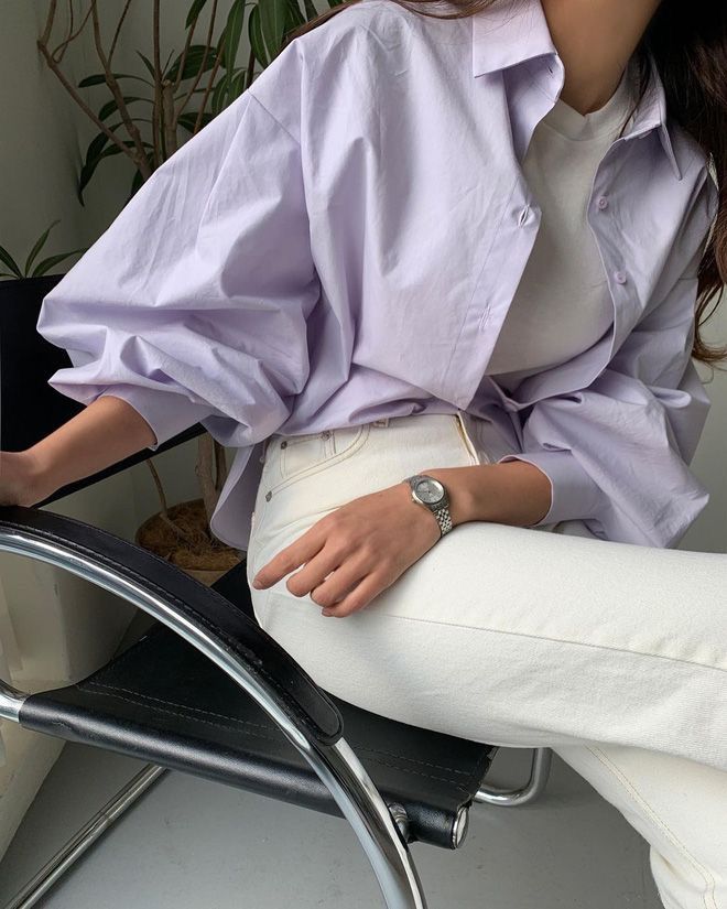 Áo sơ mi tím pastel quần trắng nhẹ nhàng