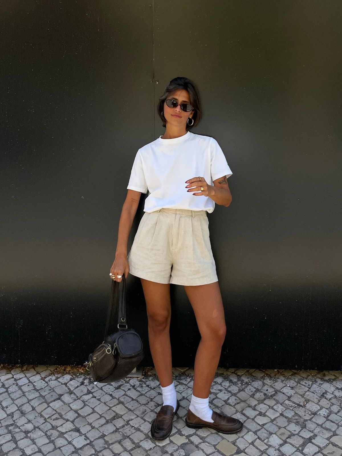 Áo thun trắng quần shorts beige năng động